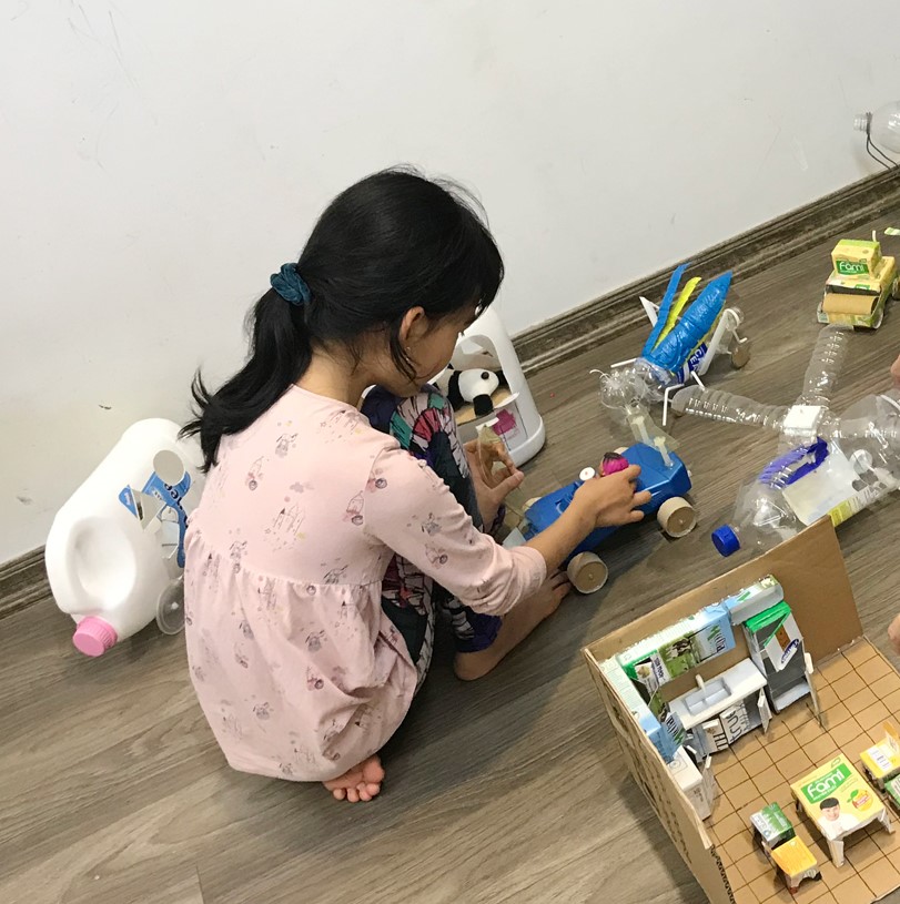 Khi cha mẹ sáng tạo đồ chơi cho con